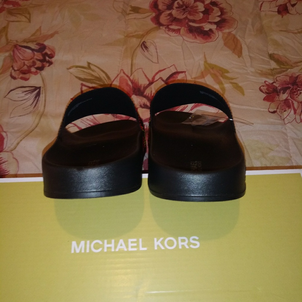 Michael Kors Gilmore Slide - Picture 5 of 6